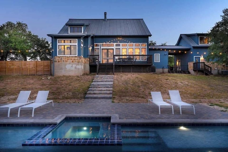 Luxurious Lake Park House: Sleeps 25, Pool, Hot-tub, Firepit and Game Room! Hotel in Rio Grande