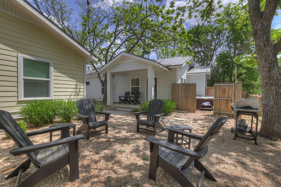The Grove-a Charming Cottage - 2 Blks to Main St Hotel in Fredericksburg