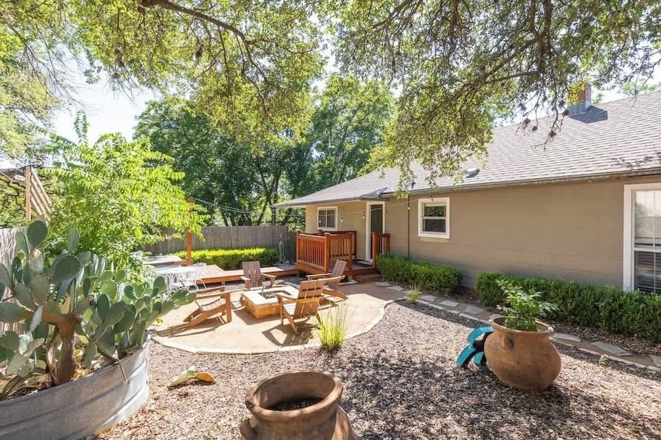Downtown Bliss - Hot Tub Hotel in Fredericksburg