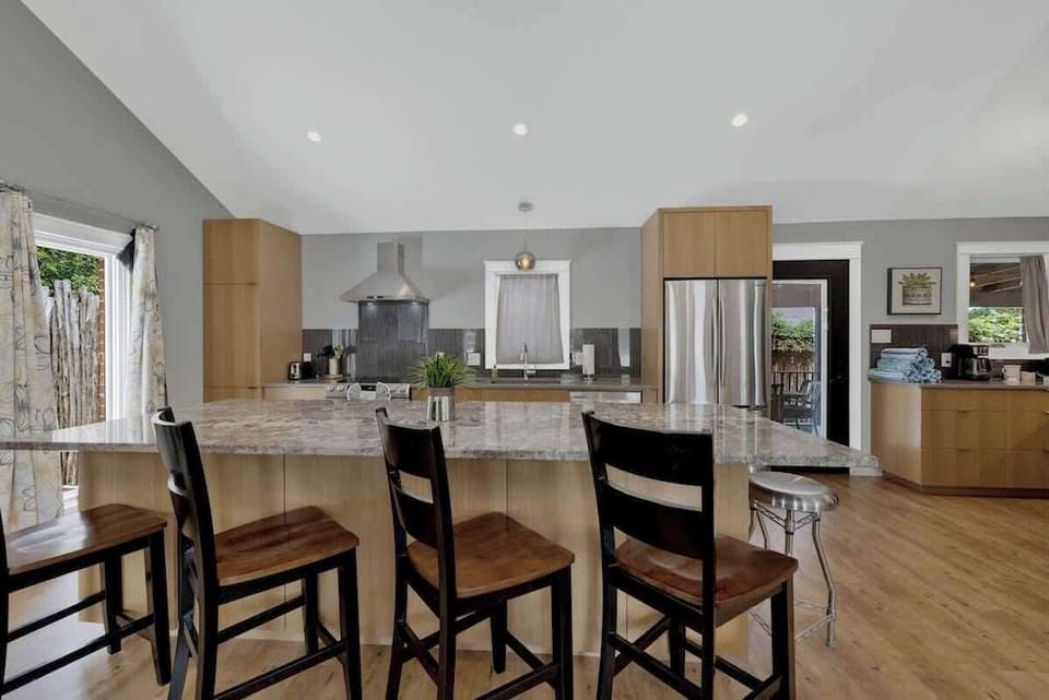 Alcove: Steps to Main St.-high End Home W/hot-tub! Hotel in Fredericksburg