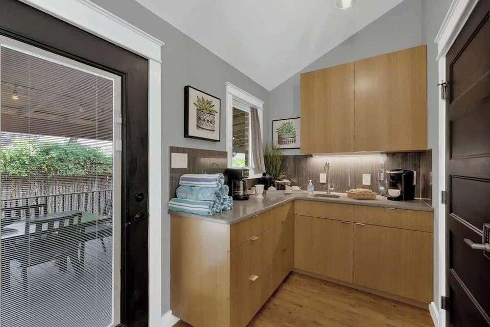 Alcove: Steps to Main St.-high End Home W/hot-tub! Hotel in Fredericksburg