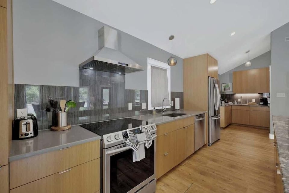 Alcove: Steps to Main St.-high End Home W/hot-tub! Hotel in Fredericksburg