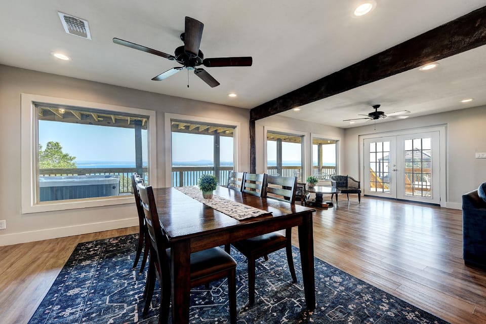 Waterfront Lake House With Hot Tub & Firepit Hotel in Canyon Lake