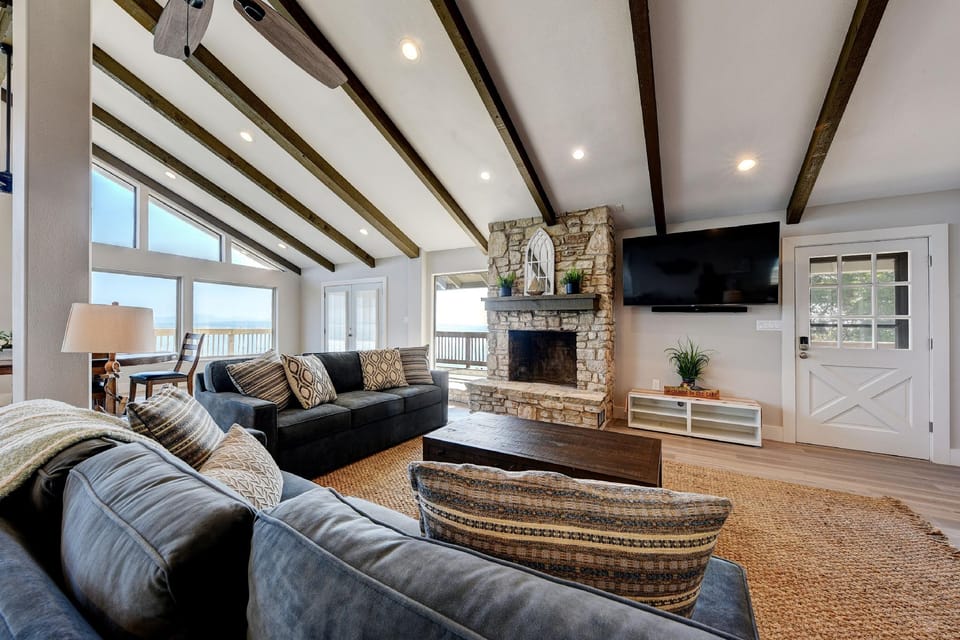 Waterfront Lake House With Hot Tub & Firepit Hotel in Canyon Lake