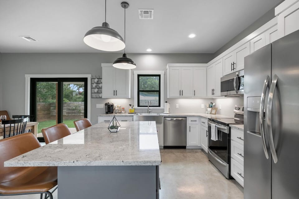 Luxury Home 3blck From Main St With Firepit Hotel in Fredericksburg