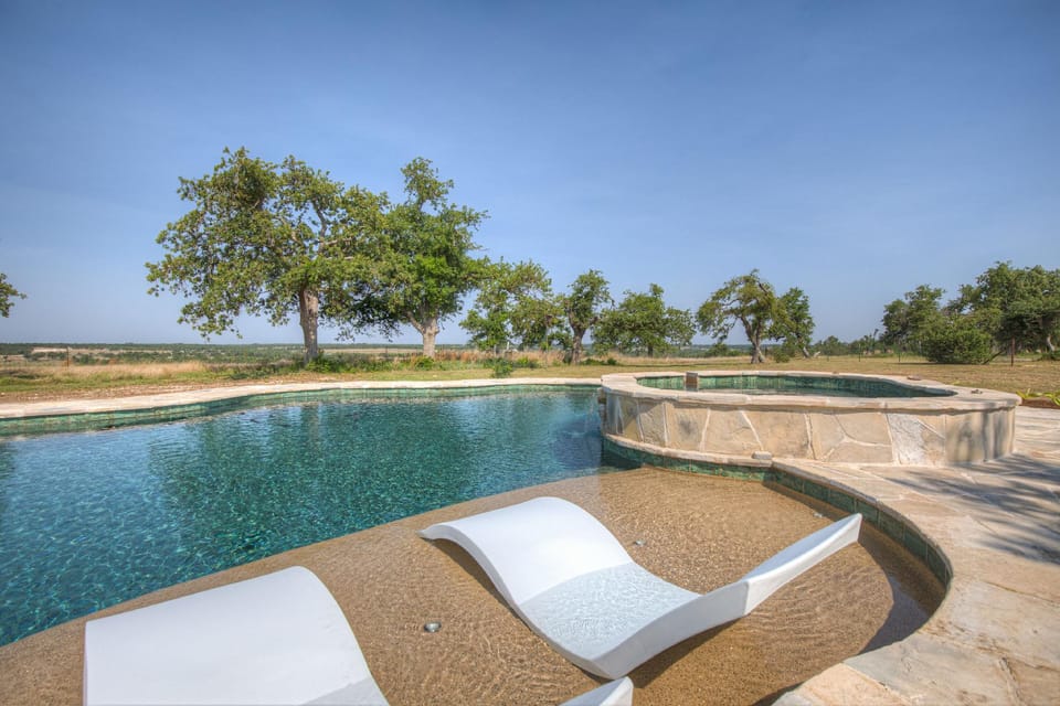 Luxury Ranch W/pool-hot Tub-near Fred! Hotel in Rio Grande