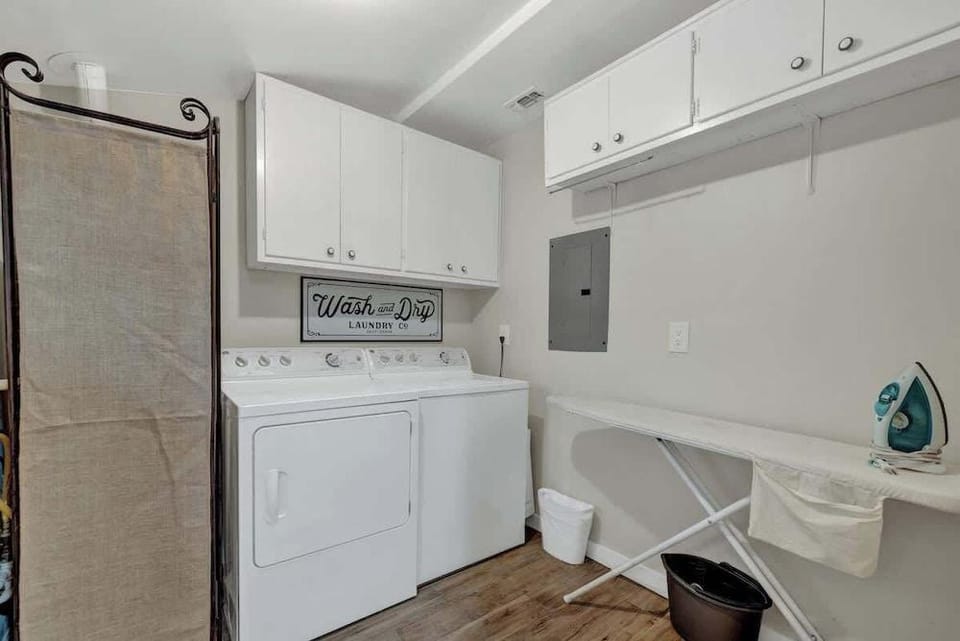 The Billie Goat Haus - Hot Tub -steps to Main St! Hotel in Fredericksburg