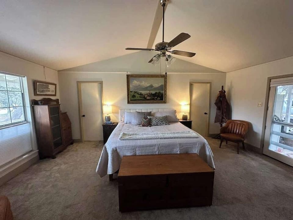Stunninghome on The Blanco River Hotel in Rio Grande