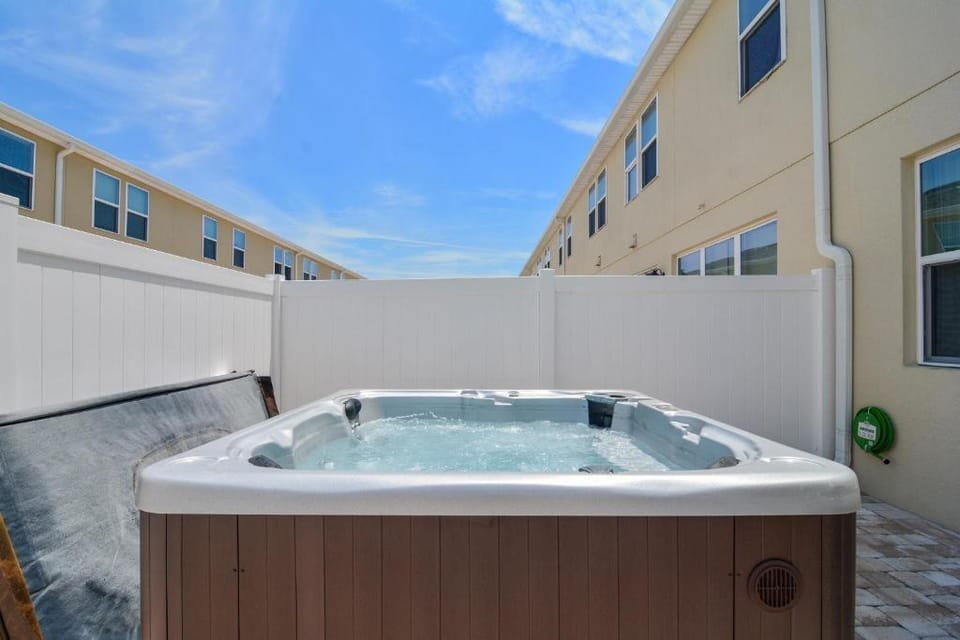 Stunning 4Bd Sleeps9 w Jacuzzi Close to Disney Compass Bay 5113 Hotel in Osceola County
