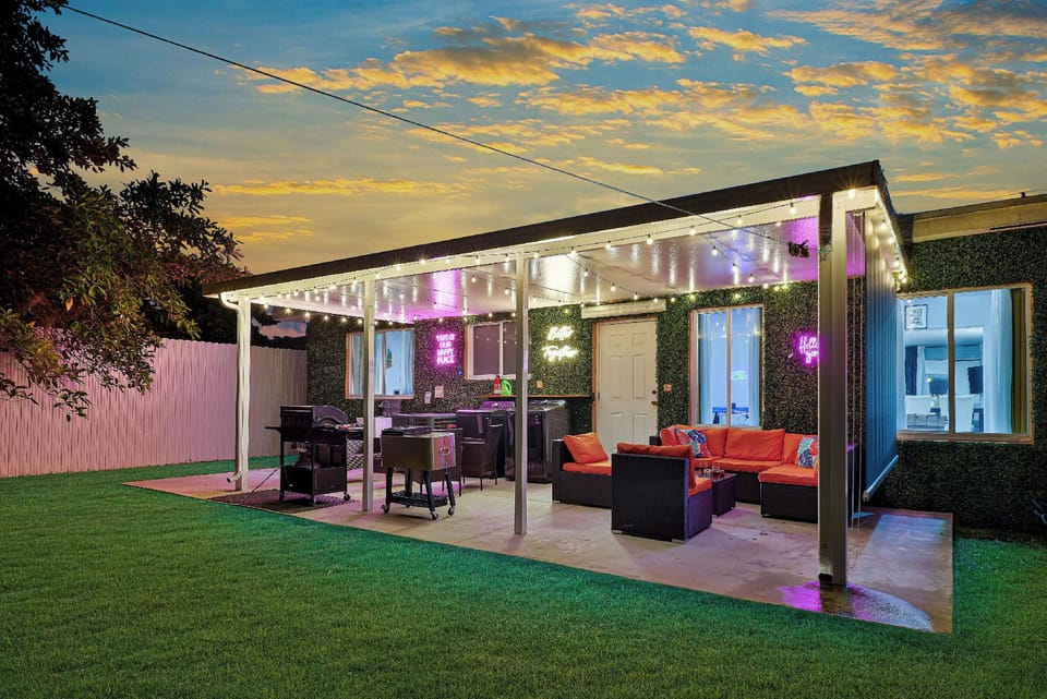 4 to 23 Guests GameRoom 2 Kitchens BAR BBQ Hotel in Coconut Grove