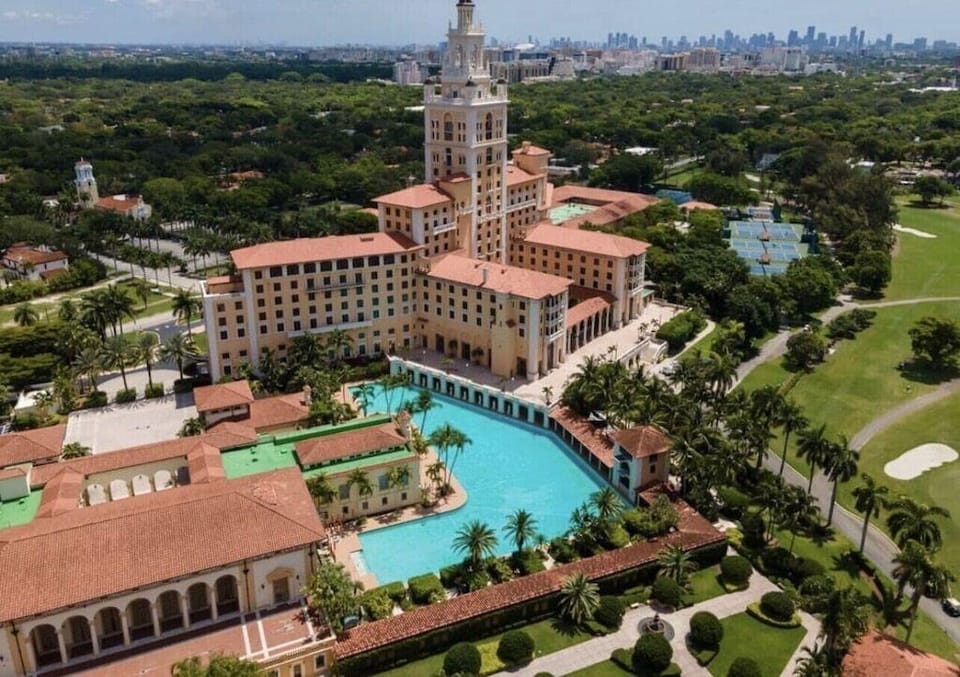 4 to 23 Guests GameRoom 2 Kitchens BAR BBQ Hotel in Coconut Grove