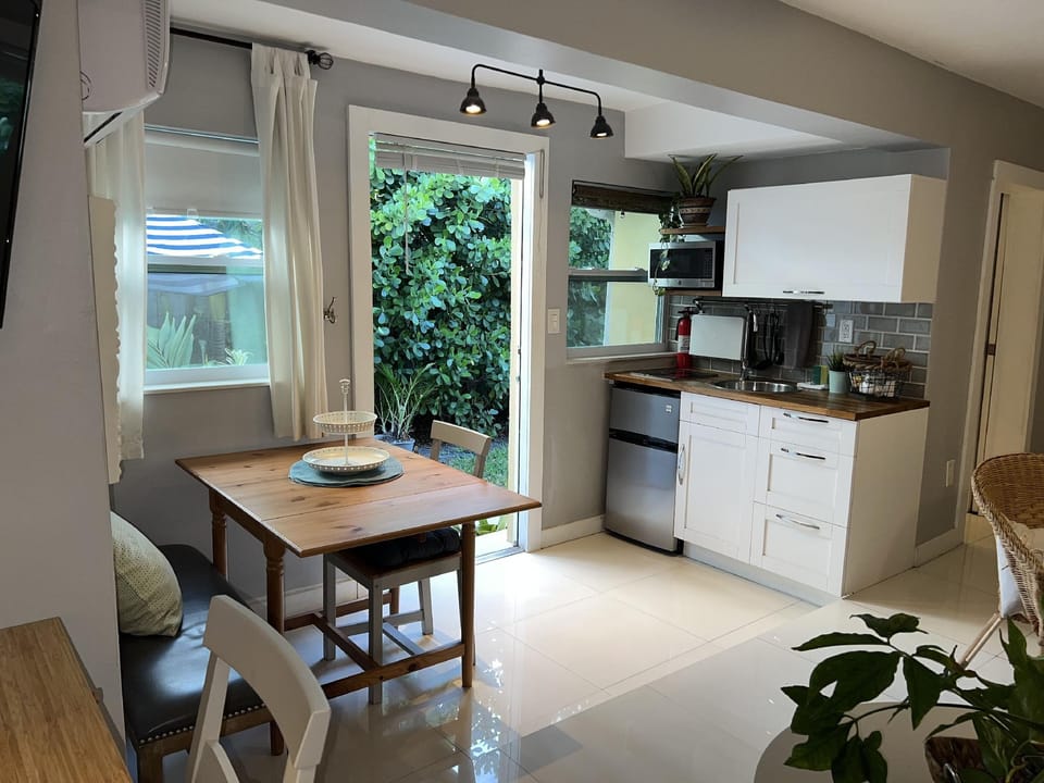 Beautiful And Comfortable Home and studios Hotel in Coral Gables