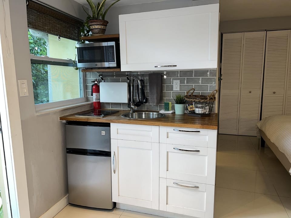Beautiful And Comfortable Home and studios Hotel in Coral Gables