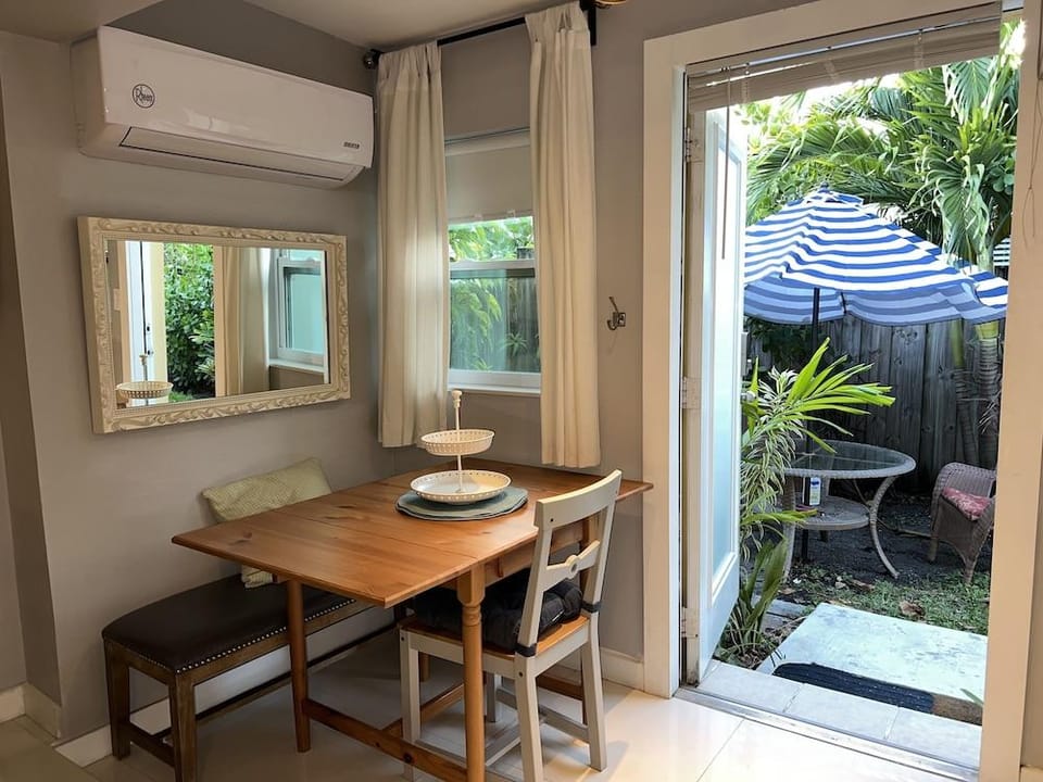 Beautiful And Comfortable Home and studios Hotel in Coral Gables
