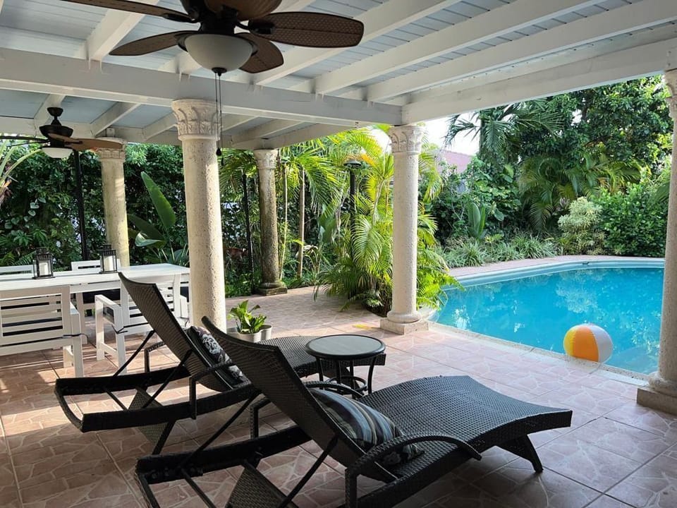 Beautiful And Comfortable Home and studios Hotel in Coral Gables