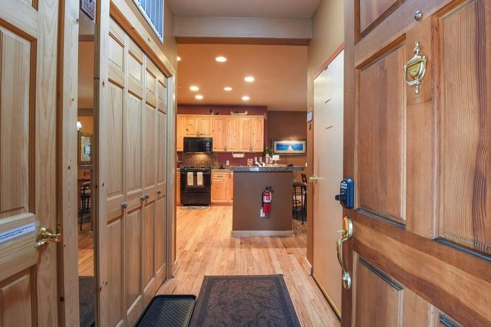 Crystal Charm Amazing 3 BDR Condo Close to Beaches, Casinos, & Skiing! Hotel in Crystal Bay