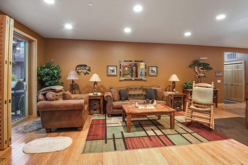 Crystal Charm Amazing 3 BDR Condo Close to Beaches, Casinos, & Skiing! Hotel in Crystal Bay