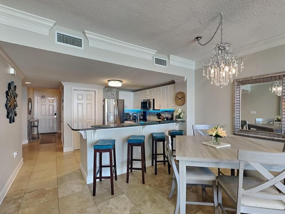 Majestic Beach Towers by Southern Vacation Rentals I Hotel in Long Beach