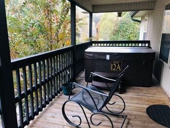Poplar Point Condo Unit 12A - Two Bedroom Condo Hotel in Pigeon Forge