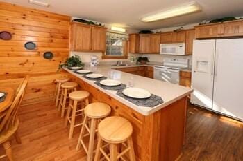 Poplar Point Condo Unit 12D - Two Bedroom Condo Hotel in Pigeon Forge