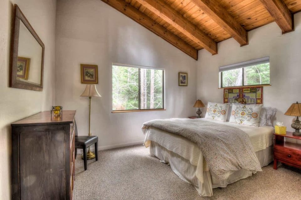 Glacier Forest Getaway HOA Access! Hotel in Truckee