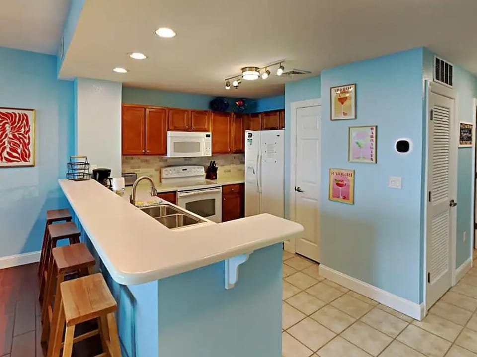 Emerald Dolphin by Southern Vacation Rentals Hotel in Pensacola Beach