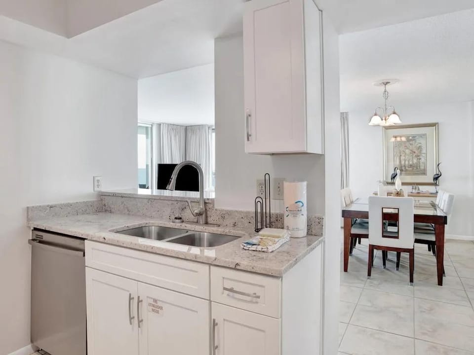Tristan Towers by Southern Vacation Rentals Hotel in Pensacola Beach