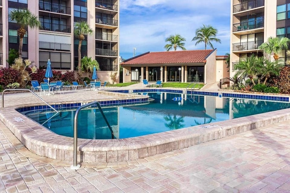 Siesta Breakers With Ocean Views, 5th Floor Hotel in Florida