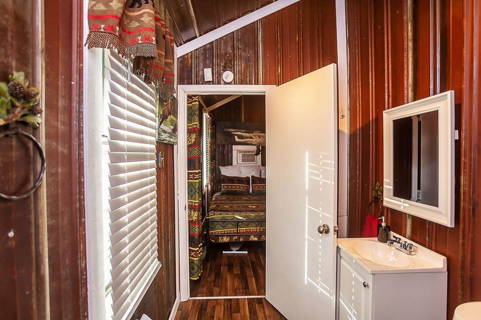 Yowie Cabin Hotel in Tennessee