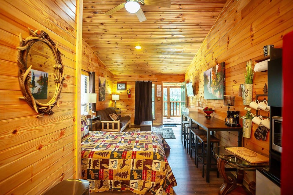 Bigfoot Lodge Room Four Hotel in Tennessee