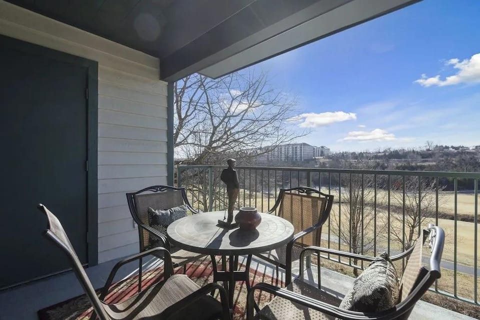 New Listing Twedt's Retreat - Balcony Views Hotel in Branson