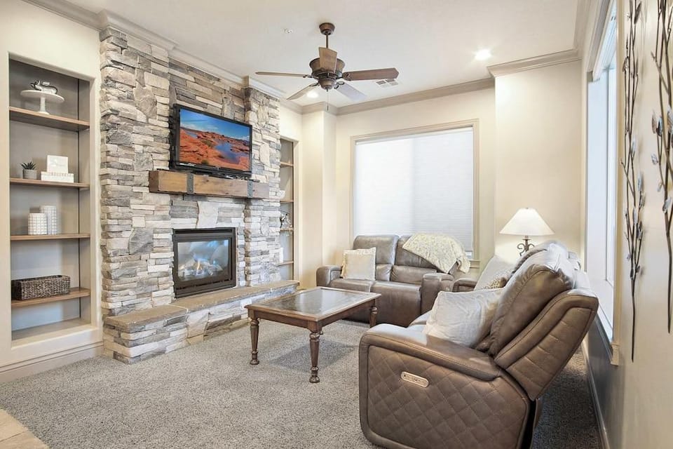 Sierra Sky Patio w/ Fireplace Hotel in Washington