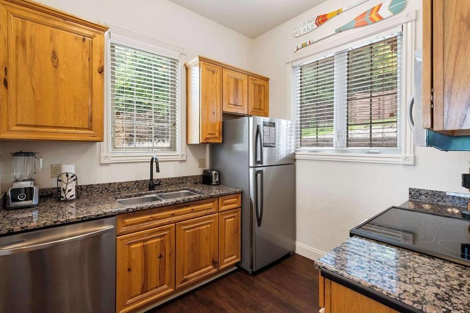 Stone Cliff Relaxation w/ Resort Amenities! Hotel in Indian Point