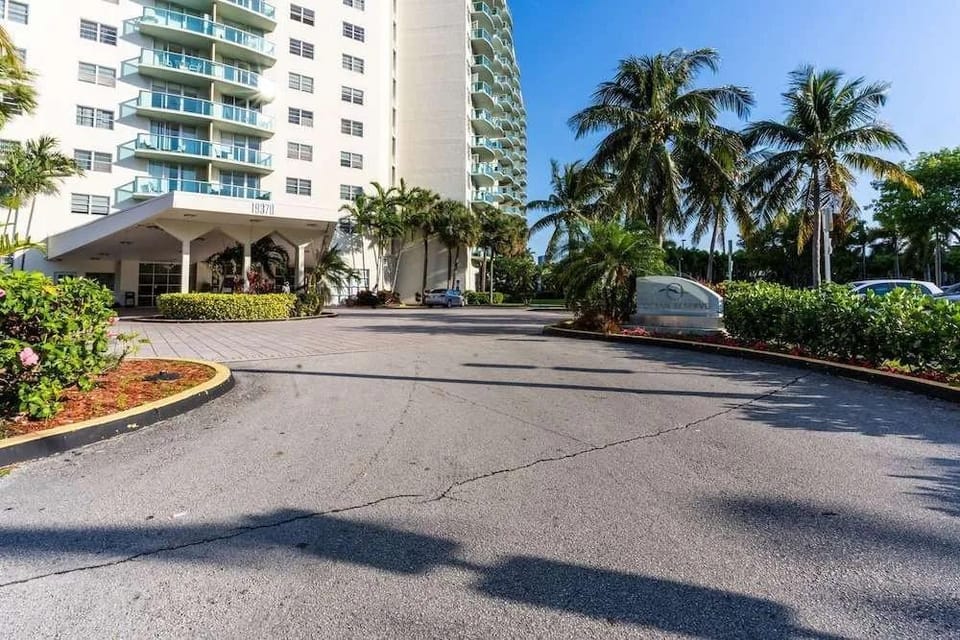 Luxury Miami Beach Condos Hotel in Sunny Isles Beach