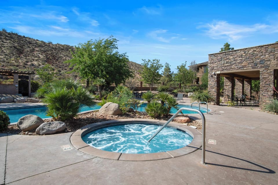 Poolside Retreat Directly Across From Pool! Hotel in Washington