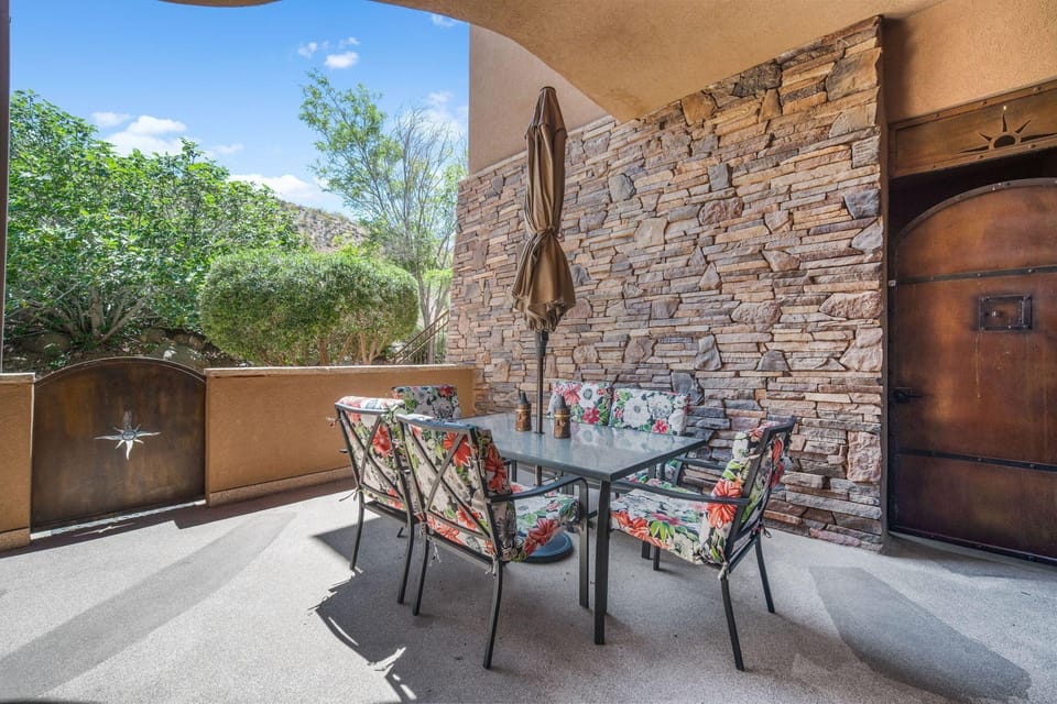 Poolside Retreat Directly Across From Pool! Hotel in Washington