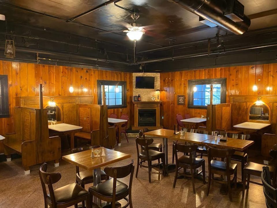 Decker Hotel & Bar Hotel in Iowa
