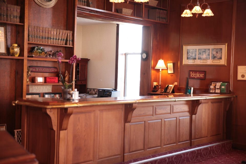 Decker Hotel & Bar Hotel in Iowa