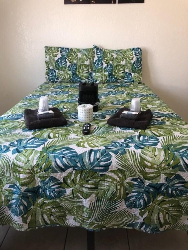 Crown Inn Hotel in Casa De Oro-Mount
