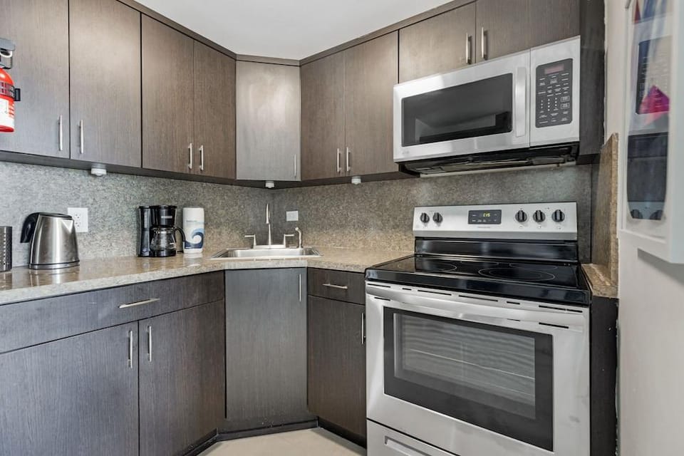 Waterfront condo Studio - Free Parking Hotel in North Bay Village