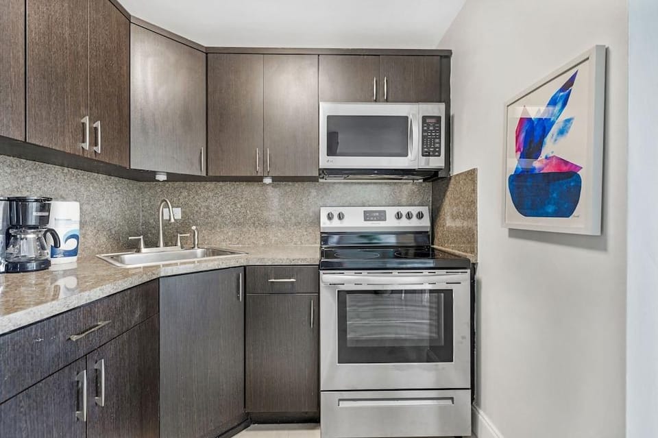 Waterfront condo Studio - Free Parking Hotel in North Bay Village