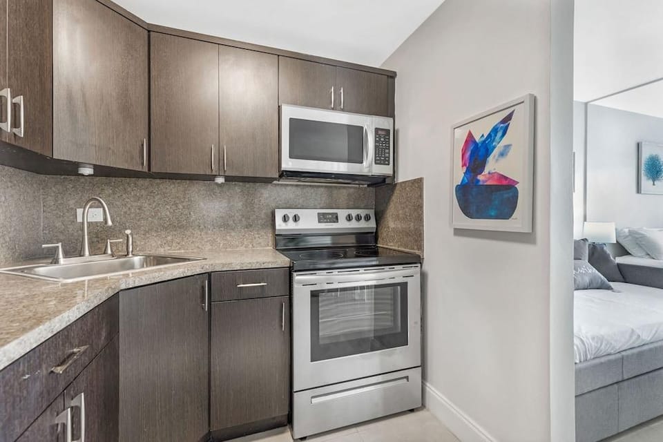 Waterfront condo Studio - Free Parking Hotel in North Bay Village