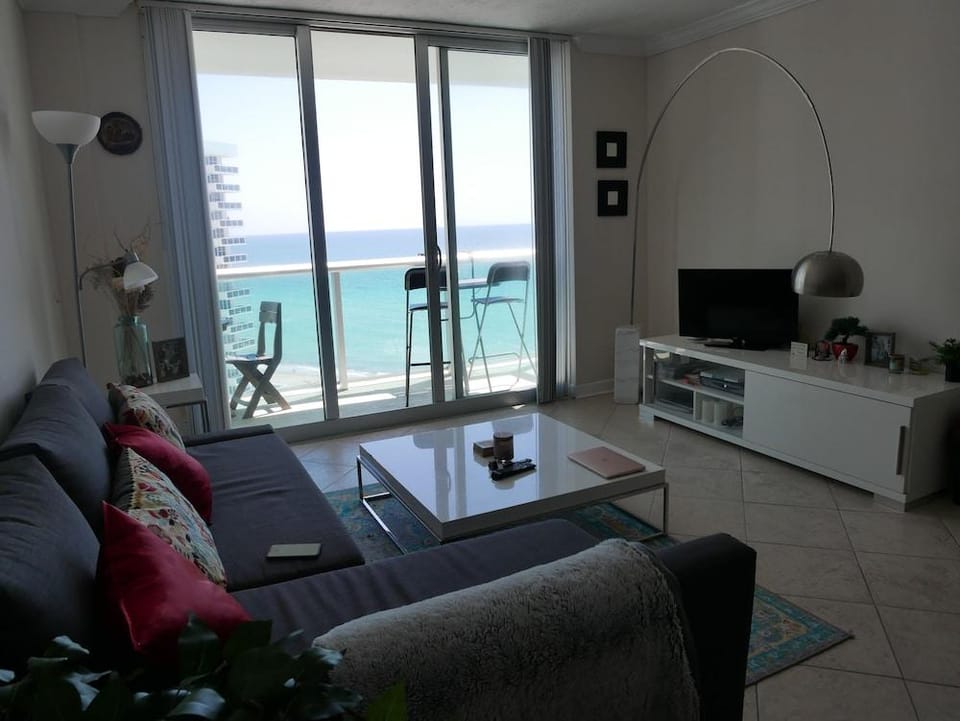 The Tides Building Private Apartments Hotel in Hollywood Beach