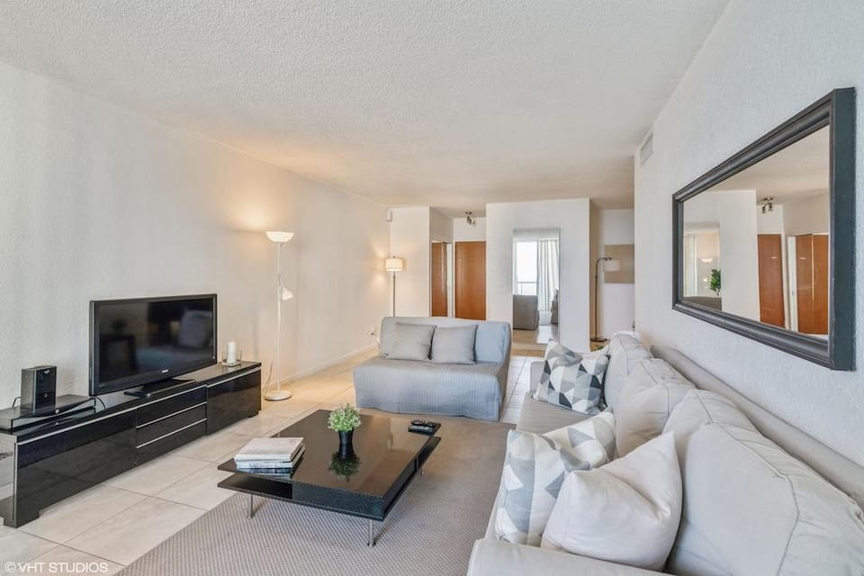 The Tides Building Private Apartments Hotel in Hollywood Beach