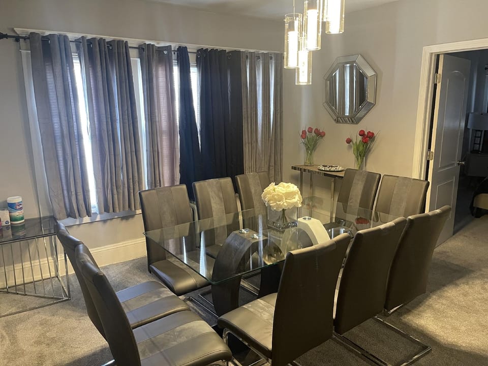Newly Renovated 2 floor Getaway Hotel in Springfield