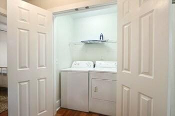 Gallery Stays - Parkside Suite Hotel in Savannah