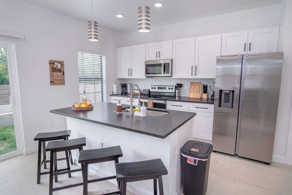 Experience Modern Luxury! 3br/2.5ba Home Near DT Hotel in San Antonio