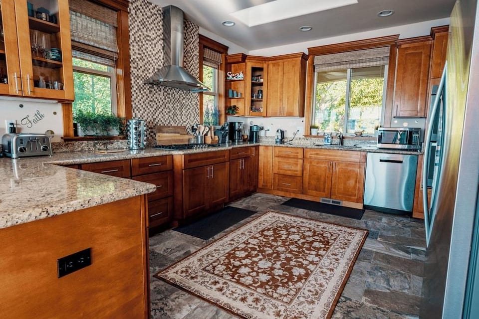 Stunning House with Views of Puget Sound Ideal for Family Reunions Hotel in Mukilteo