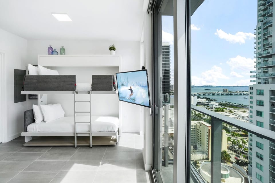 Modern High-Rise Condo with Pool/Gym, in Central DT MIAMI! Hotel in Miami