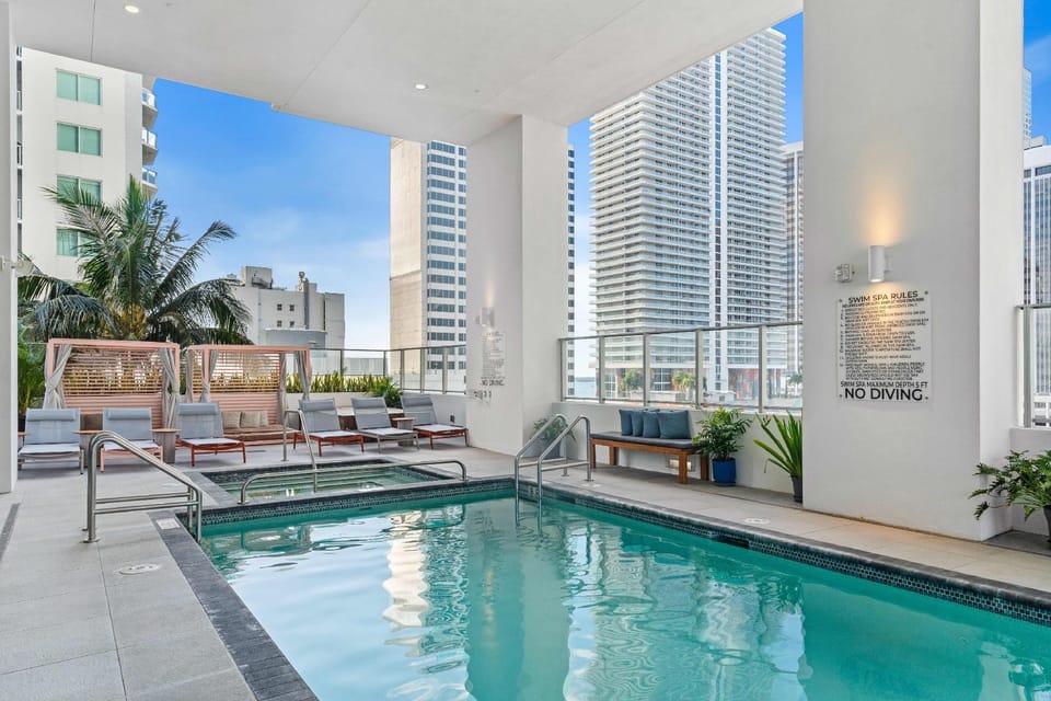 Modern High-Rise Condo with Pool/Gym, in Central DT MIAMI! Hotel in Miami